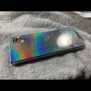 It cosmetics naturally pretty celebration palette